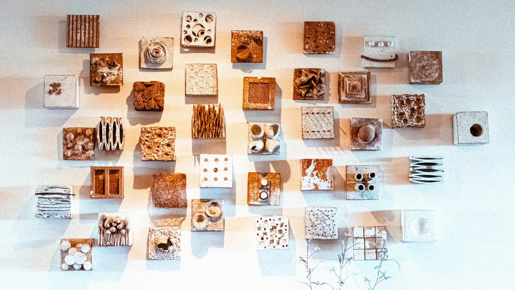 Mural en gres con aplicaciones en cobre
